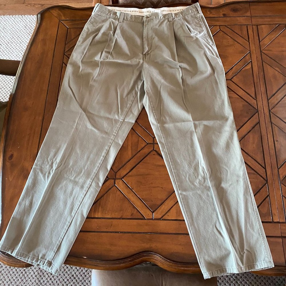 40 waist Calvin Klein Kahkis